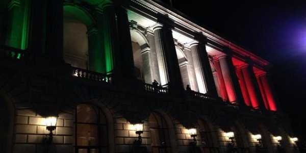 LA WAR MEMORIAL OPERA HOUSE SI ILLUMINA DEL TRICOLORE ITALIANO