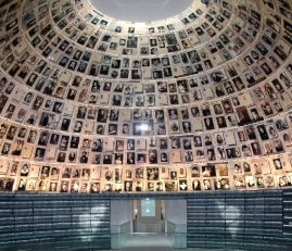 Mario Monti visita commosso il Museo Memoriale di Gerusalemme.