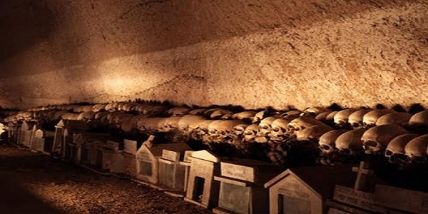 Napoli: visita al cimitero delle fontanelle con Mani e Vulcani.