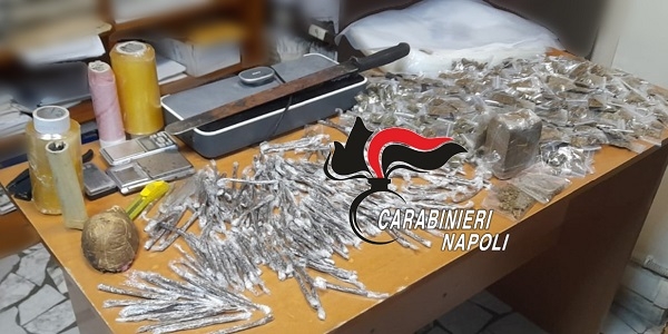 Arpino di Casoria: i CC sequestrano più di un chilo di droga nascosta in un sottoscala