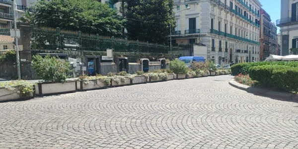 Napoli: rimosse scritte offensive in Piazza dei Martiri