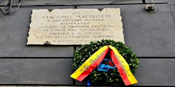 Napoli: il Sindaco depone una corona d’alloro alla lapide che ricorda Matteotti