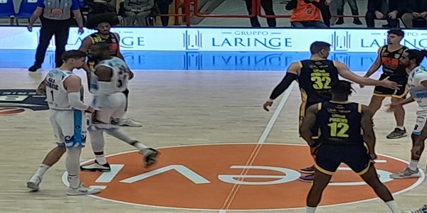 Il Napoli Basket batte Scafati. La prima vittoria della stagione, sabato a Varese sfida importante