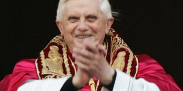 Benedetto XVI lascia il pontificato