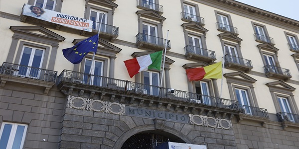 Napoli: tragedia Scampia, bandiere a mezz\'asta a Palazzo San Giacomo
