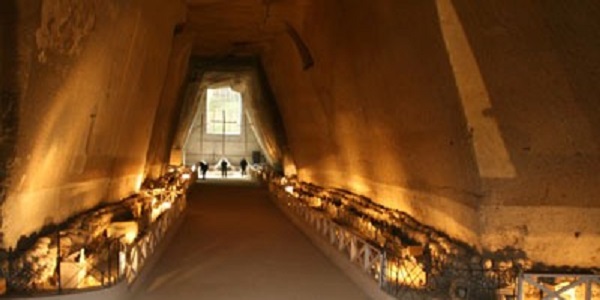 Napoli:'Refrisco e sullievo a chest’aneme appestate',visita al Cimitero delle Fontanelle