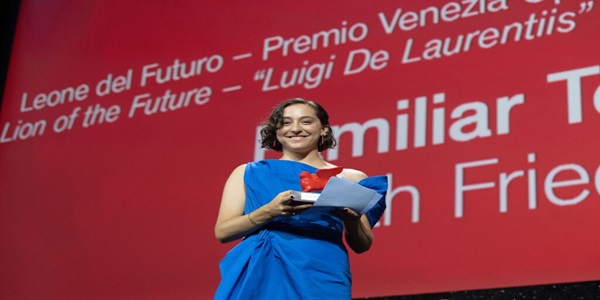 La regista Sarah Friedland vince il premio Venezia Opera prima leone del Futuro L. De Laurentiis