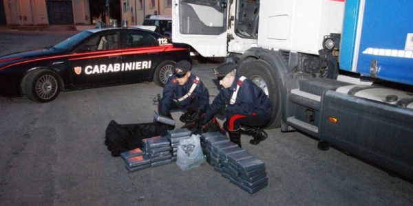 Napoli: carabinieri sequestrano 78 chilogrammi di cocaina. Arrestato autista 51enne di tir