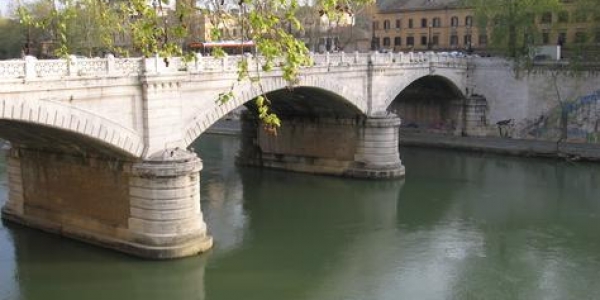 Tevere, tragico ritrovamento: riaffiora il corpo di un bimbo.