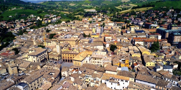 Tolentino: 14enne si impicca giocando