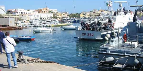 Auto in mare a Lampedusa, salvi due ventenni