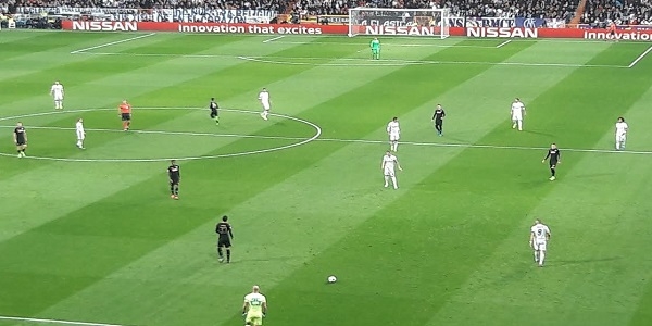 Real Madrid-Napoli: uno spot per il calcio, ma in campo gli azzurri regalano troppo ai Blancos.