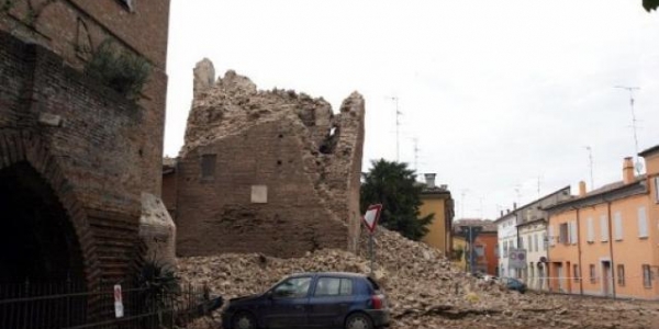 Trema ancora la terra in Emilia. Morti e feriti