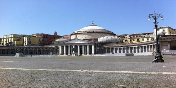 Napoli, Piazza Plebiscito: domani l'illuminazione del colonnato. Ci sarà l'Ass. Daniele