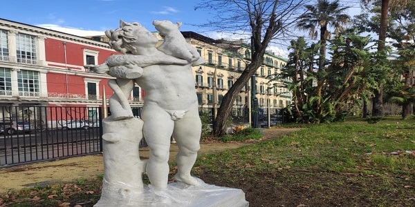 Napoli: Ricollocata la Statua del giovane Fauno con capretto in Villa Comunale