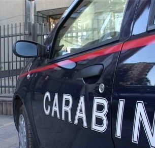 Uccide a coltellate la madre adottiva