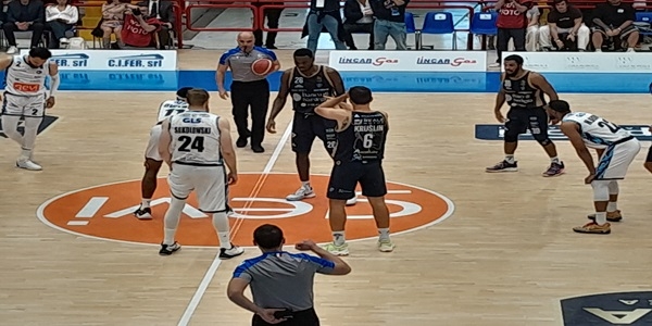 Generazione Vincente Napoli Basket - Dinamo Sassari 88-79
