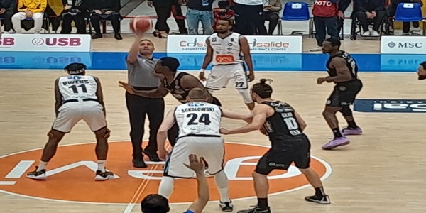 Gevi Napoli Basket - Trento: 93 - 103. Fatale l\'ultimo quarto per gli azzurri.