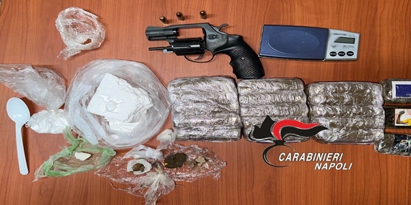 Napoli, Secondigliano: i CC rinvengono droga e una pistola