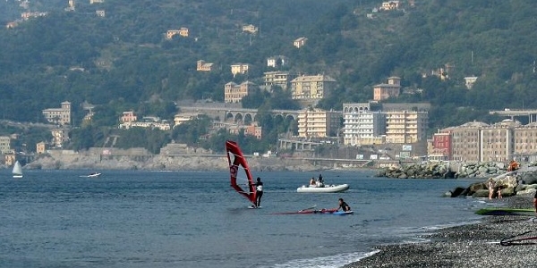 Surfista genovese disperso. Continuano le ricerche.