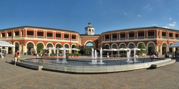 Allarme bomba al Serravalle Outlet. 15 mila persone evacuate.