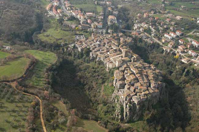 Rapina in villa a Viterbo. 82enne grave