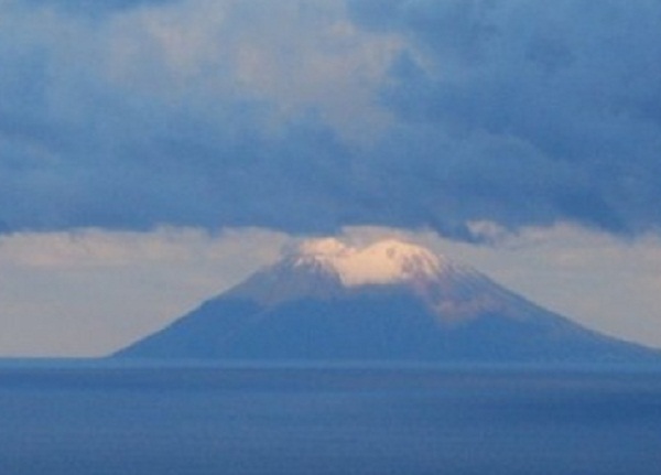 Maltempo: neve sulle Eolie