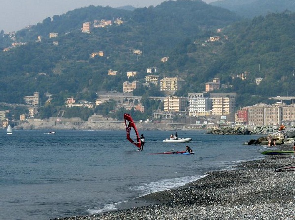 Surfista genovese disperso. Continuano le ricerche.