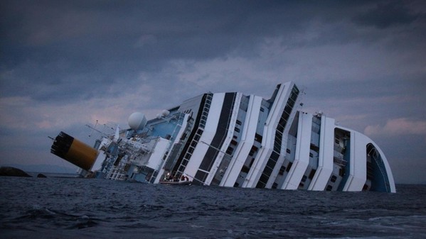 Costa Concordia: iniziate le operazioni di rotazione