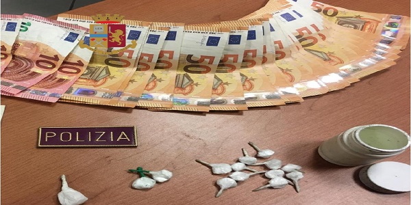 Afragola: 23enne bloccato dalla polizia mentre cercava di ingerire droga per non farsi arrestare