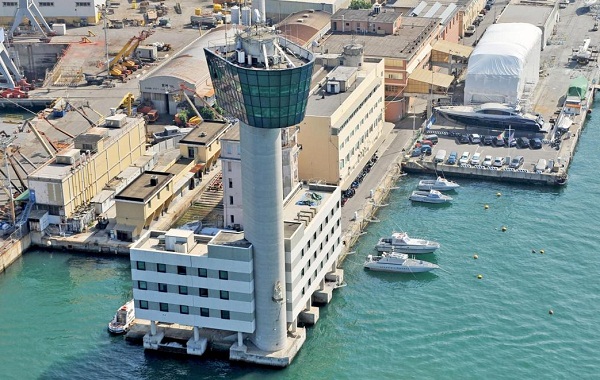 Genova: incidente al porto, nave impatta contro una torre. Almeno 3 i morti