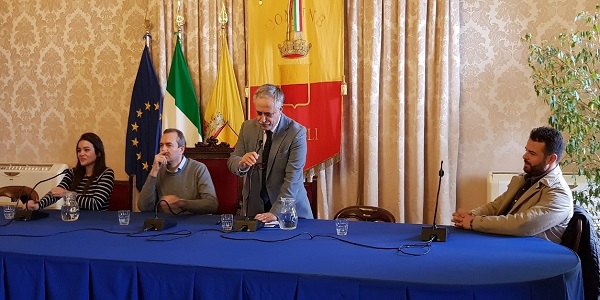 Innamòrati/Innamoràti di Napoli: de Magistris e Daniele incontrano turisti e cittadini