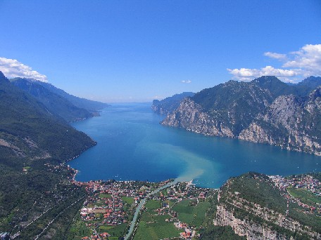 Tre velisti dispersi sul lago di Garda