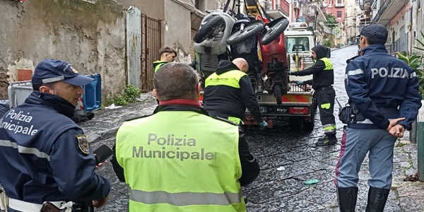 Napoli: intervento congiunto Municipale - Polizia in salita Capodimonte e Corso Umberto