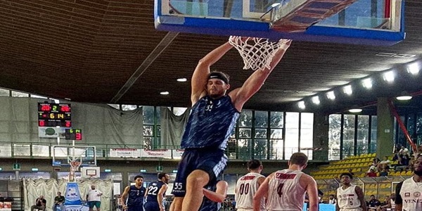 Il Napoli Basket batte Venezia e va in finale al torneo Lovari