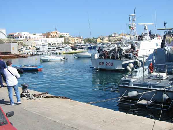 Auto in mare a Lampedusa, salvi due ventenni