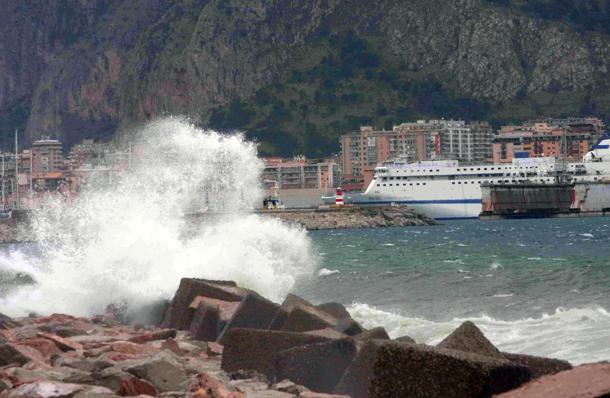 Tempesta a Genova. Danni e un ferito