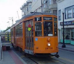 Milano: Ciclista scivola e muore travolto dal tram