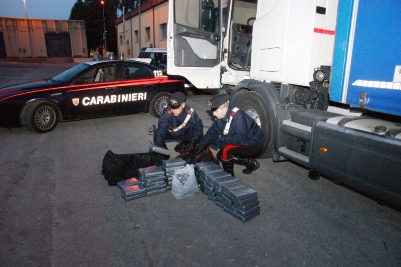 Napoli: carabinieri sequestrano 78 chilogrammi di cocaina. Arrestato autista 51enne di tir